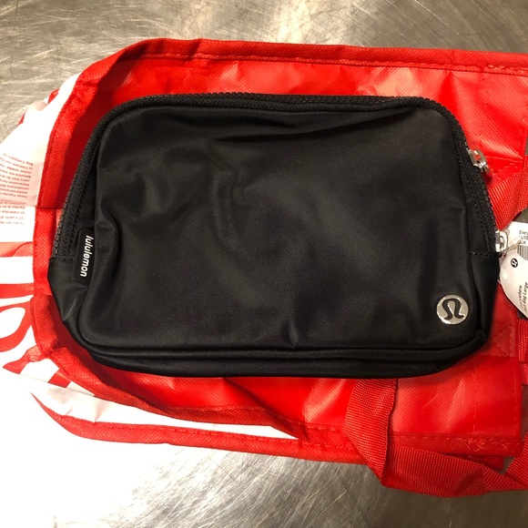 New With Tag Lululemon Everywhere Belt Bag Black extension strap - Picture 2 of 6